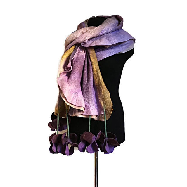 Morbida sciarpa lungo viola infeltrita  di lana con Fiori