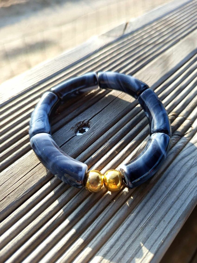 Bracelet perles tubes incurvées acryliques marbrées Khazaana noir