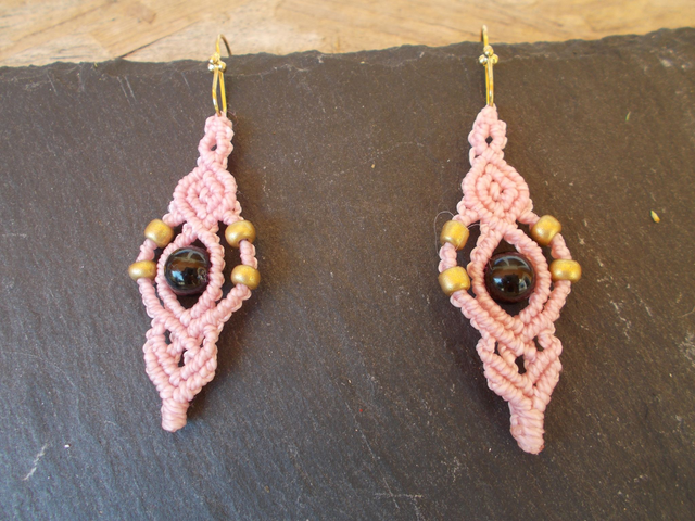 BOUCLE D&#039;OREILLE EN MICRO-MACRAMÉ RIVIERA