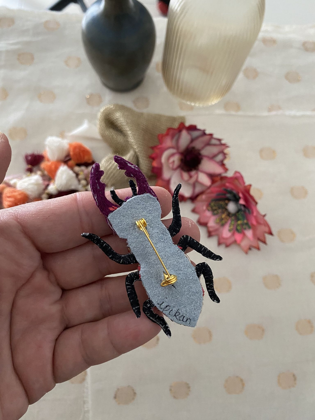 Broche coléoptère lucane pourpre corail