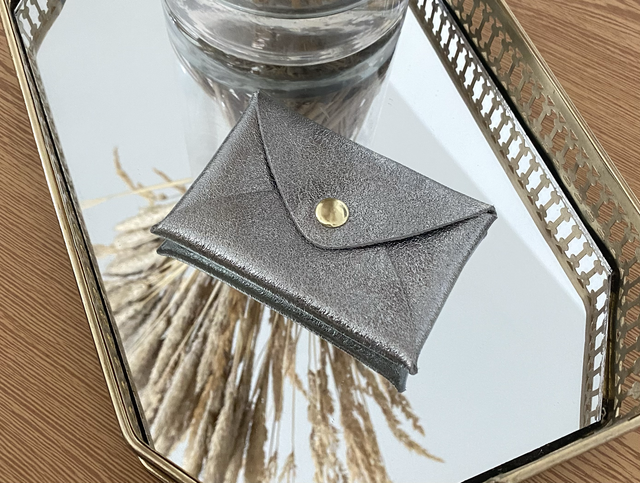 Petite pochette « MONEY » en cuir irisé gris foncé