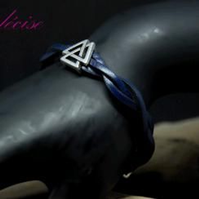 Bracelet en cuir bleu sombre