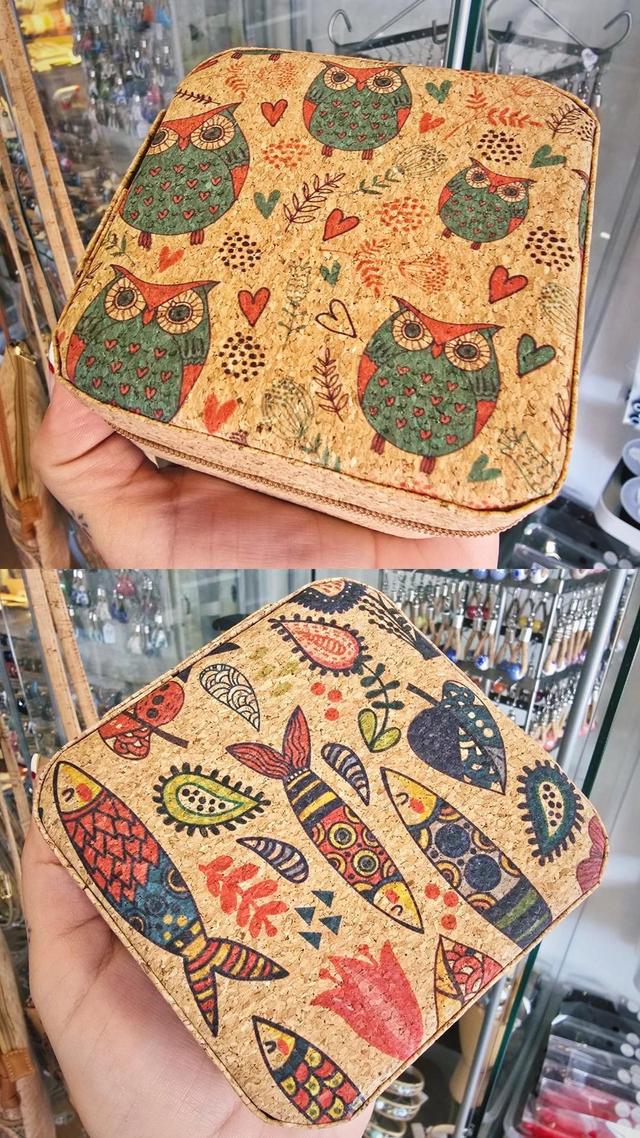 Petites boîtes à bijoux de voyage fourré de tissu en liège naturel et imprimé sardines ou hiboux (à choix)