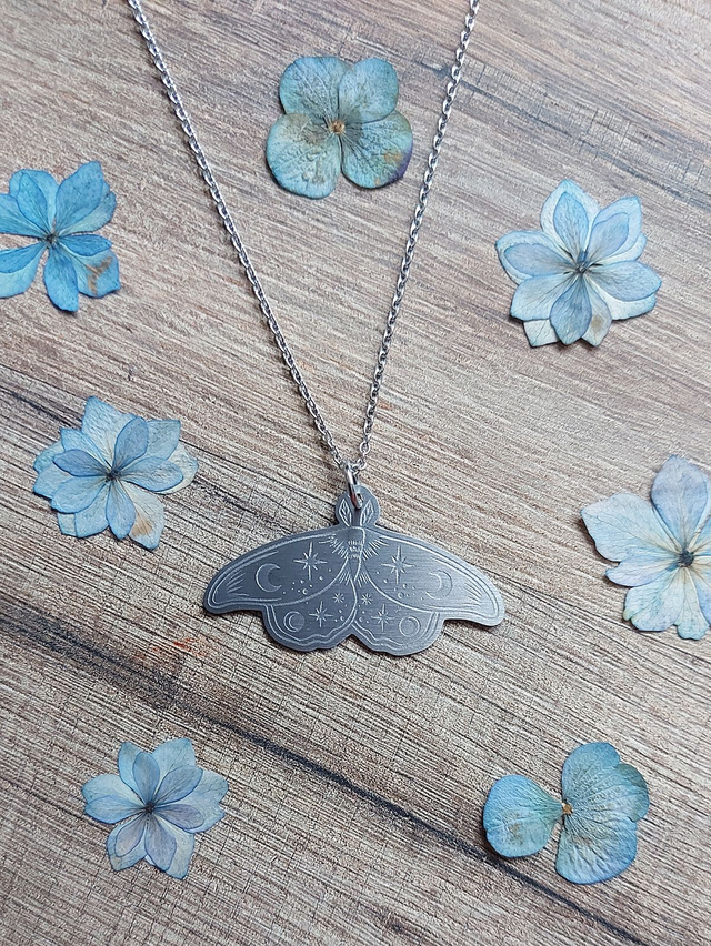 Le papillon - Collier insecte stellaire en métal gravé