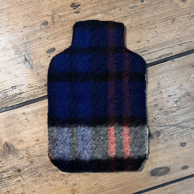 Blauwe kruikzak met rode achterkant