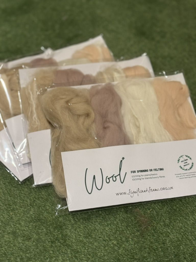 Light neutral spectrum of wool for felting pack