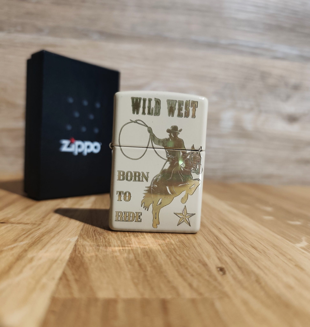 Zippo Couleur Sand – Gravure Cowboy (Modèle Unique)