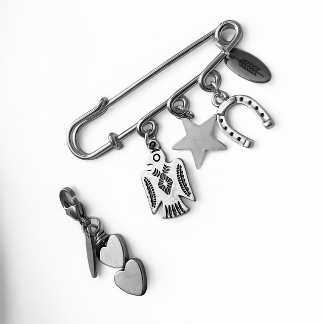 Broche THUNDER argenté + 1 Charm bonnet