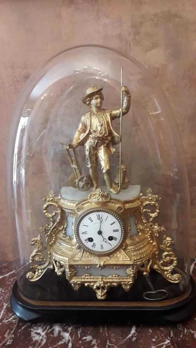 Pendule ancienne  en régule doré 