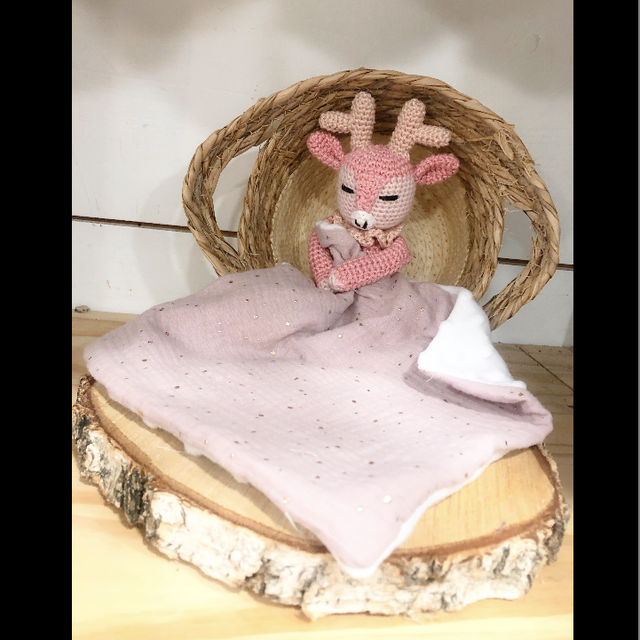 Doudou Biche Rose au crochet et son lange