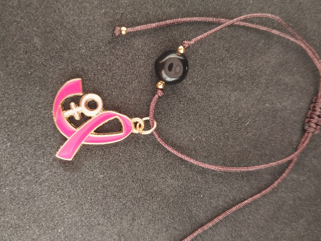 Bracelet en Tourmaline Noire &amp; Breloque Octobre Rose – Fermeture Macramé