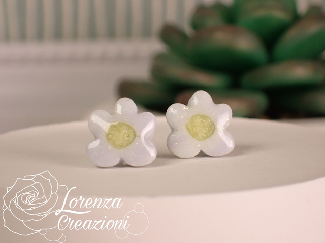 Orecchini a lobo floreali piccolo fiore azzurro tenue