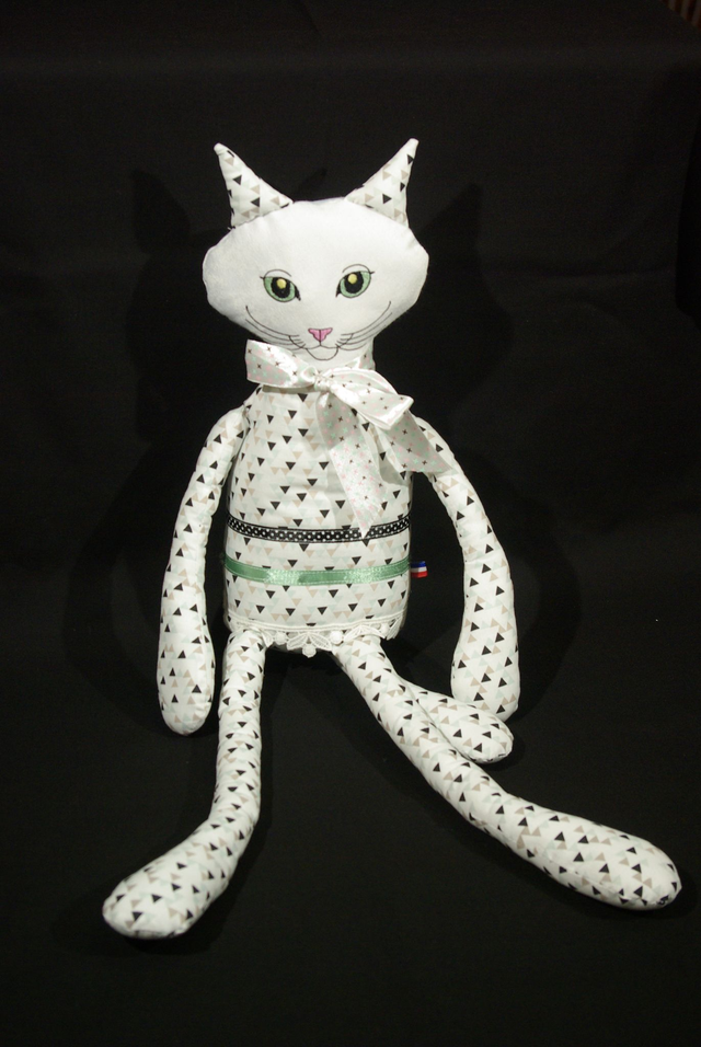 605-Doudou chat coloris blanc à triangles noirs Htr 62 cm