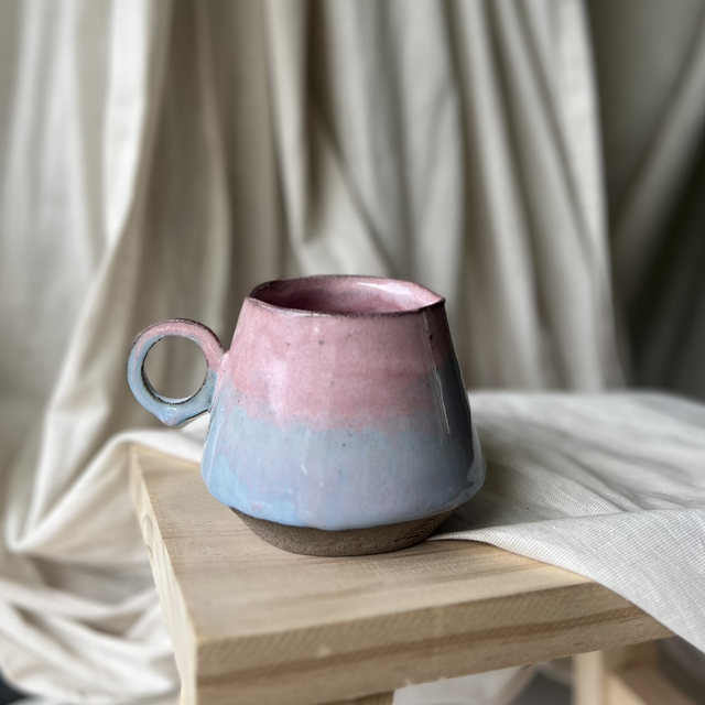 Tasse mit pink-blauer Glasur