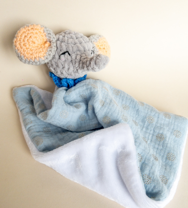 Doudou éléphant tissu bleu ciel / collerette bleue