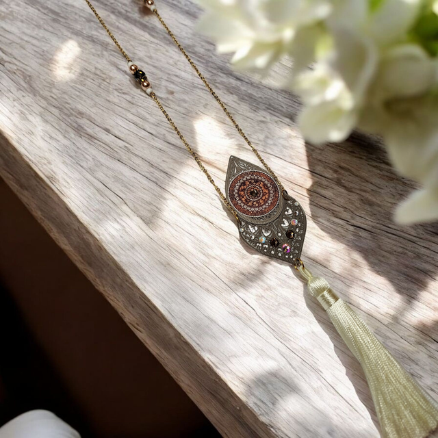 Collier sautoir pompon taupe