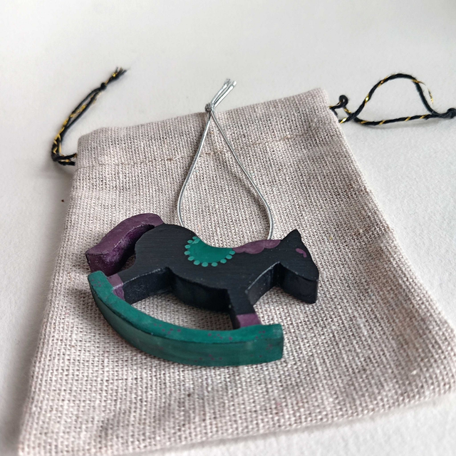 Cheval à bascule noir