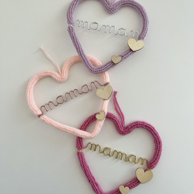 Cœur petit modèle en tricotin avec mot en fil de fer et cœurs en bois à personnaliser