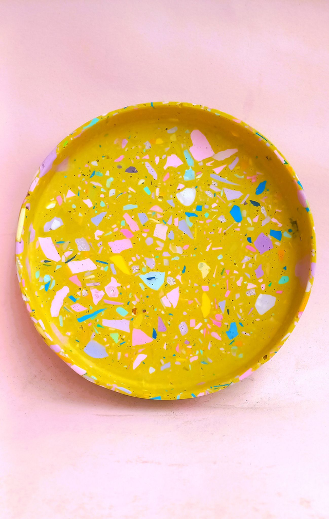 Musztardowa taca dekoracyjna, lastryko, okrągła podstawka na akcesoria, 16 cm