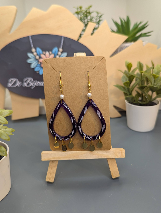 Boucles d'oreilles pendante en forme de goutte violette. 