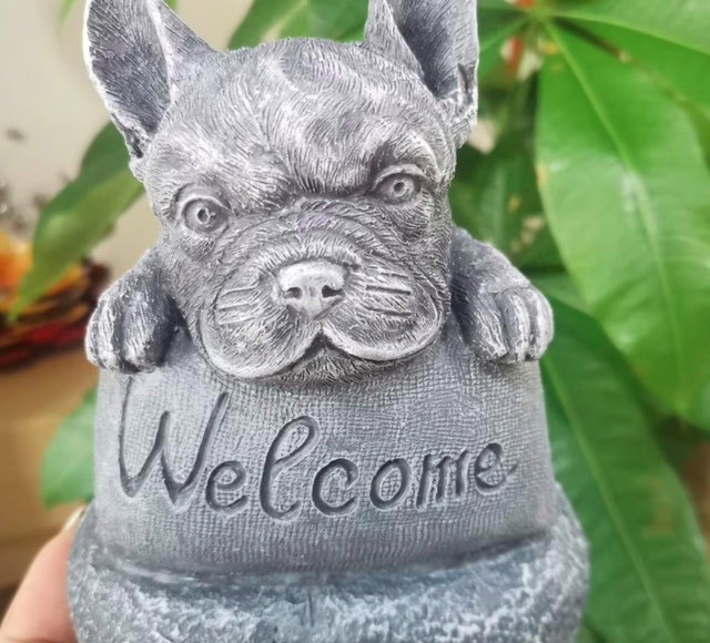 Tuinbeeld Bulldog met Welcome (15cm hoog)