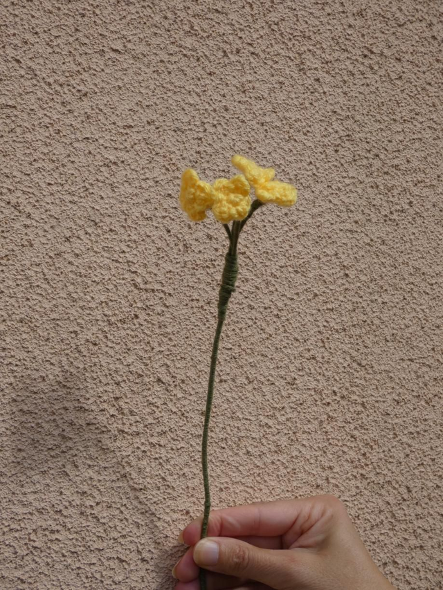 Tige de mini fleurs jaunes