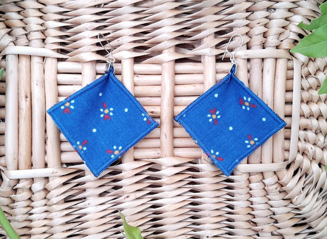 Boucles d&#039;oreilles textiles losanges bleus pois