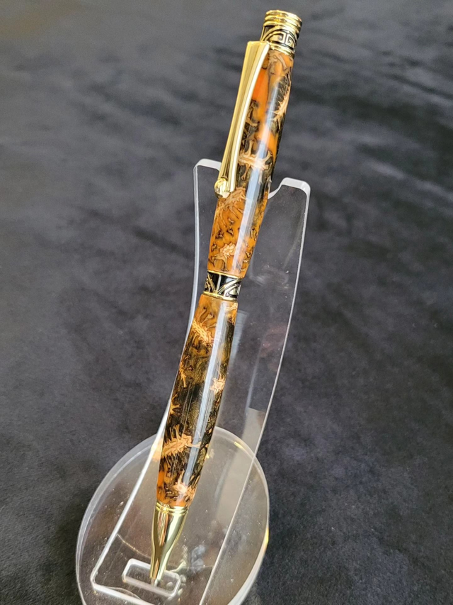 Stylo Arabesque doré en résine orange et bronze avec cônes d'aulne