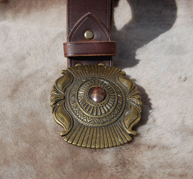 Ceinturon en croupon de cuir de buffle marron foncé en 40 mm de large boucle laiton vieilli perle métal