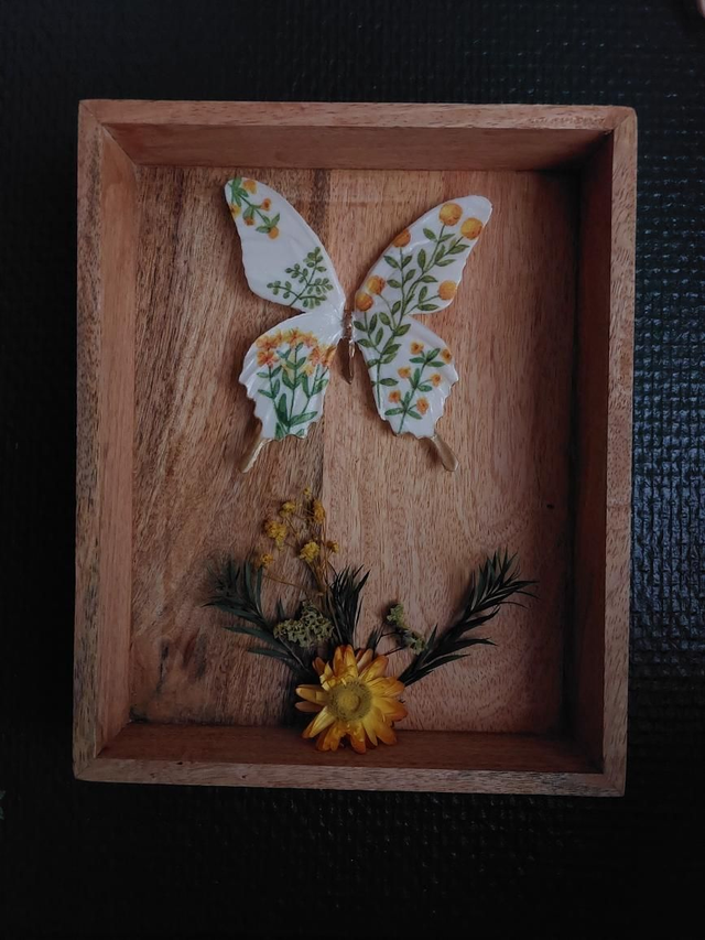 Cadre fleurit jaune avec papillon