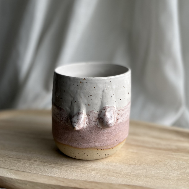 Busenbecher mit weiß-rosa Glasur