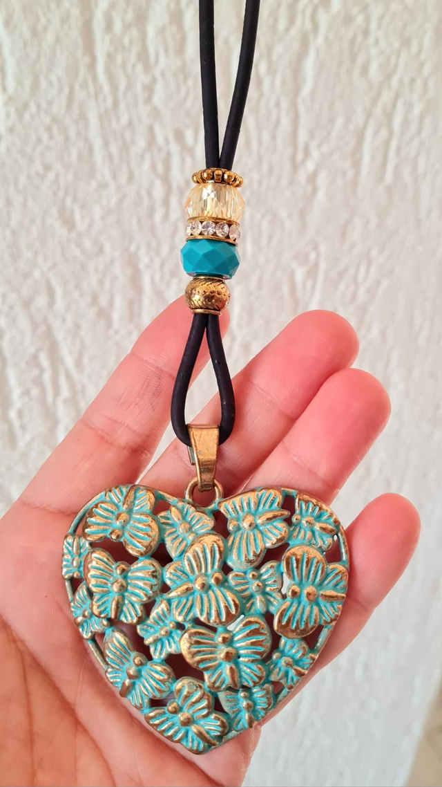 Sautoir en liège teintée noir + pendentif Coeur or/papillons