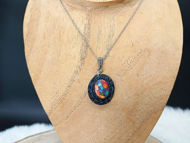 Bormana, pendentif en agate mohave et cuir