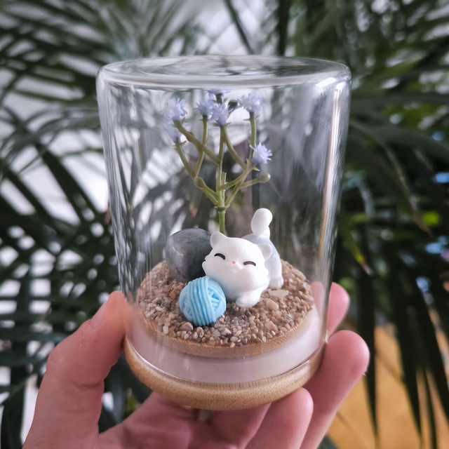 Ami protecteur - Chat avec sa pelote bleue (labradorite)