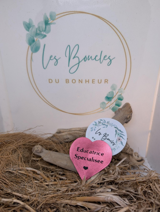Broche rose éducatrice spécialisée 