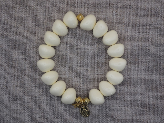Bracelet perles rondes irrégulières Vierge Miraculeuse, crème