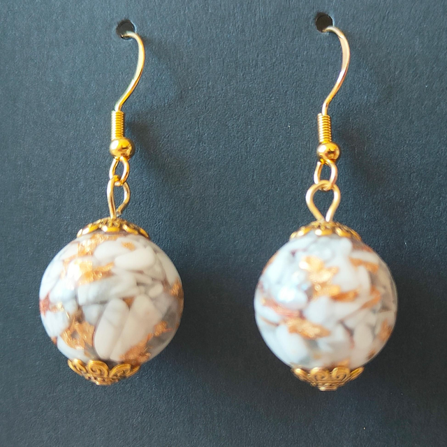 Boucle d&#039;oreille howlite orgonite 