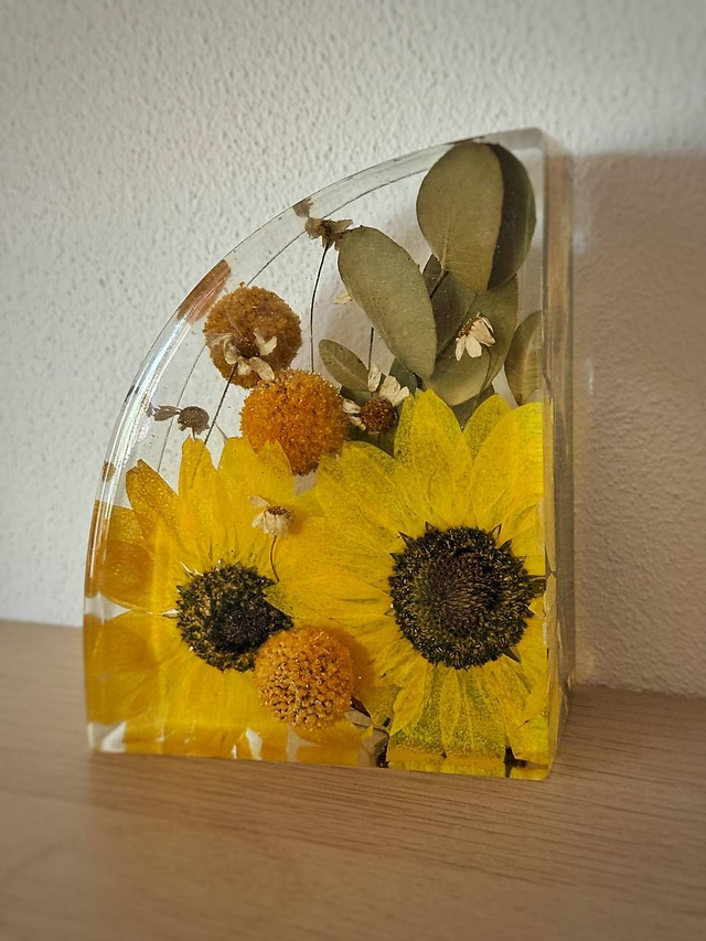 Personalizovaná zarážka na policu na knihy - zo svadobnej kytice