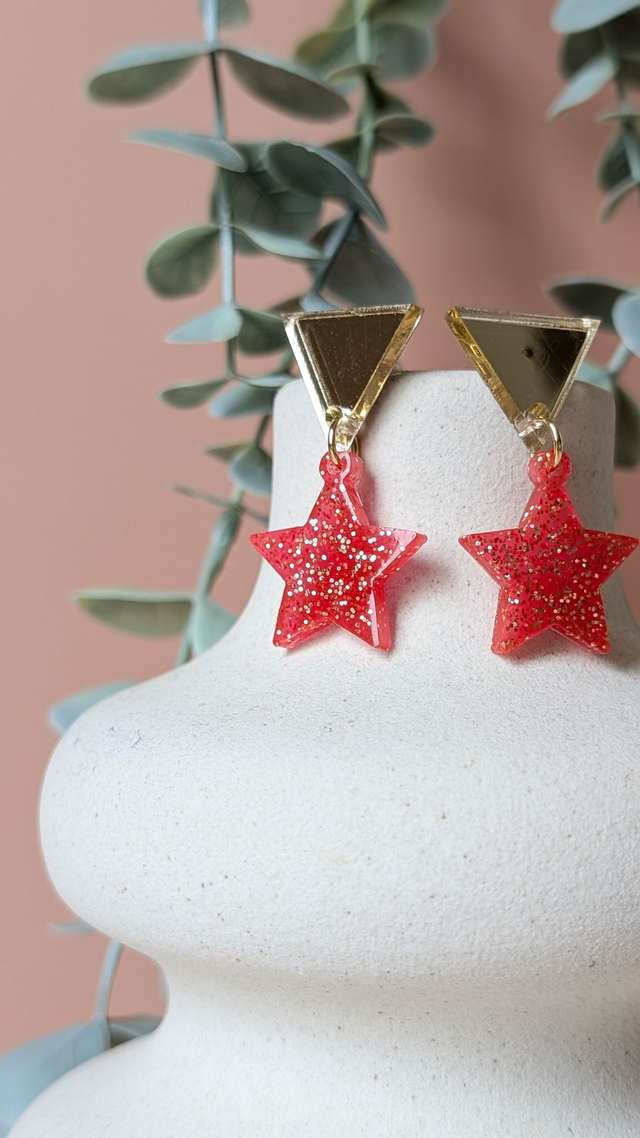Boucles d'oreilles en plexi doré effet miroir et résine rouge pailletées
