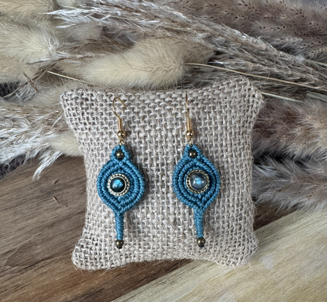 Boréale - Boucles d’oreilles micro-macramé et labradorite / Collection Céleste
