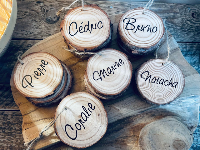 Marque place - Rondins de bois personnalisés, mariage, baptême, fête, anniversaire, décoration, cadeaux invités, porte place.