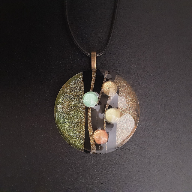 Pendentif rond collection cabochon fond pailleté doré cabochons multicolores et incrustation noire