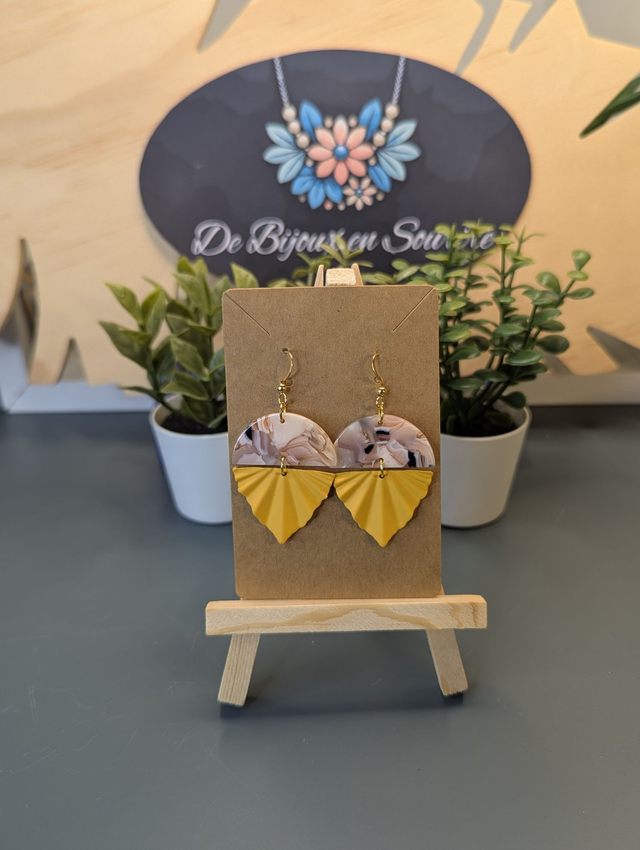 Boucles d'oreilles en deux parties, rose et jaune. 
