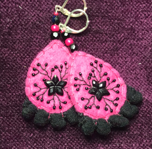 Bo fuchsia/pompons noirs