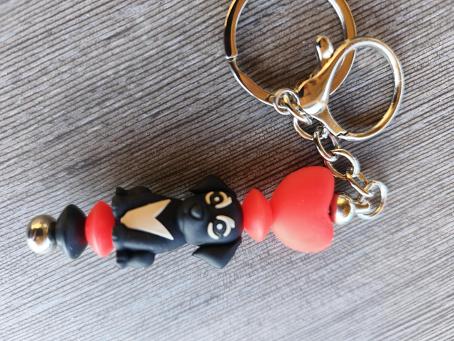 Porte clef argenté pépite coeur rouge
