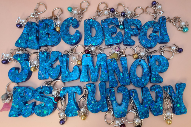 Anhänger Blau durchsetzt mit holografischen Hexagon Glitter.