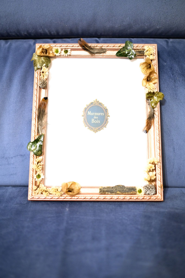 Cadre rose cuivré avec fleurs immortalisées