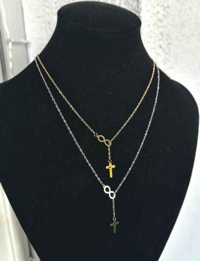 Collier "Melly" en acier argenté ou doré avec symbole de l'infini et croix à l'extrémité des chaînes