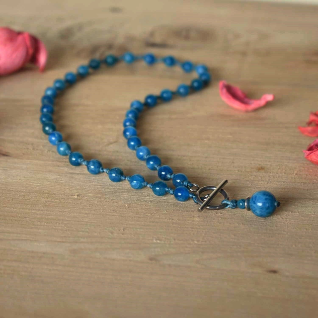 Ras du cou en apatite bleue avec un fermoir I dans l'O