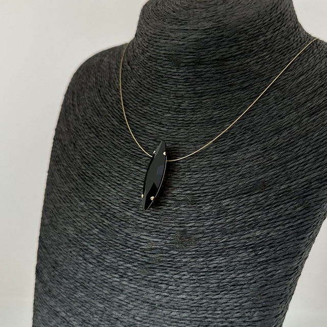 Großer NAVETTE-KRISTALL an vergoldetem Drahtcollier, schwarz